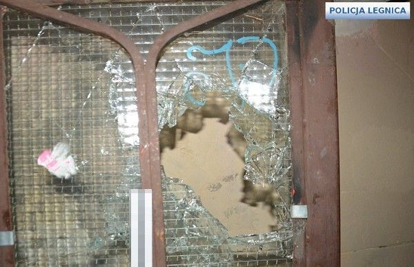 Rozbite szyby i przedmioty, których używał wandal