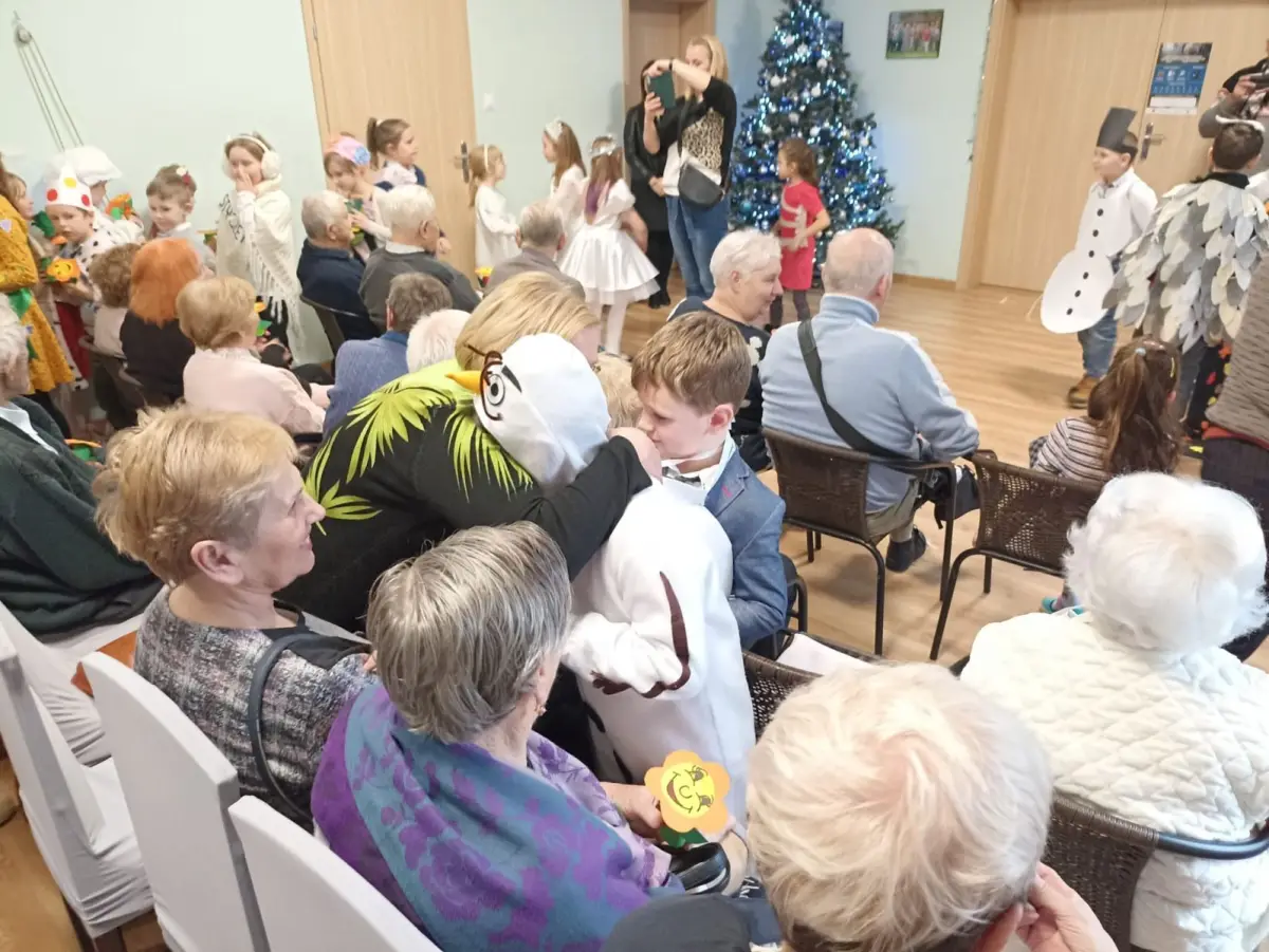 Dzieci z SP nr 1 w bolesławieckim Dziennym Domu Senior+