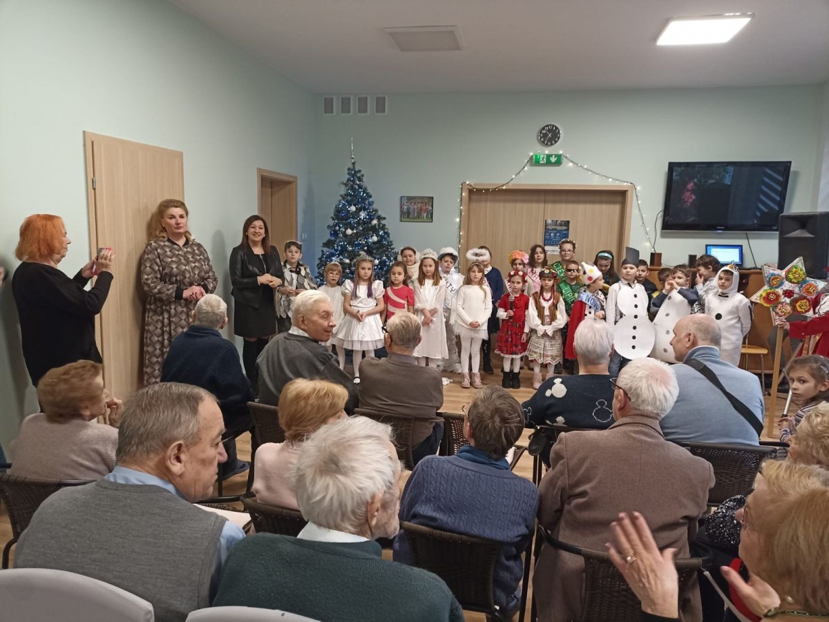 Dzieci z SP nr 1 w bolesławieckim Dziennym Domu Senior+