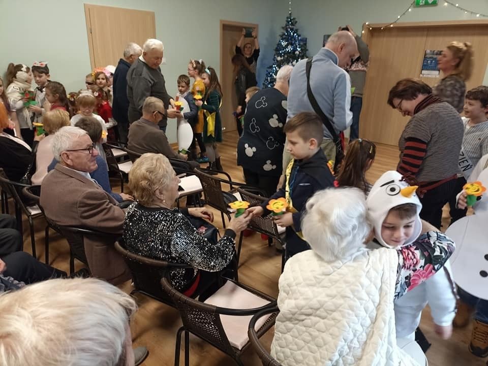 Dzieci z SP nr 1 w bolesławieckim Dziennym Domu Senior+