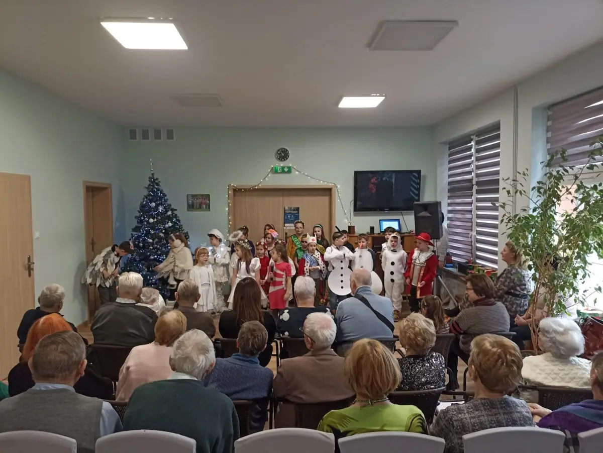 Діти з Початкової школи № 1 у болеславецькому Dzienny Dom Senior+