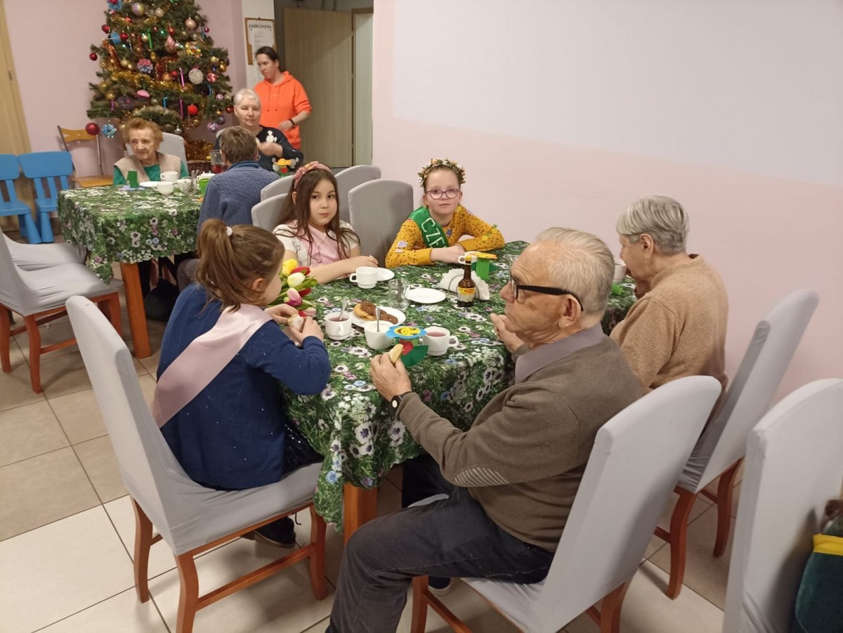 Dzieci z SP nr 1 w bolesławieckim Dziennym Domu Senior+