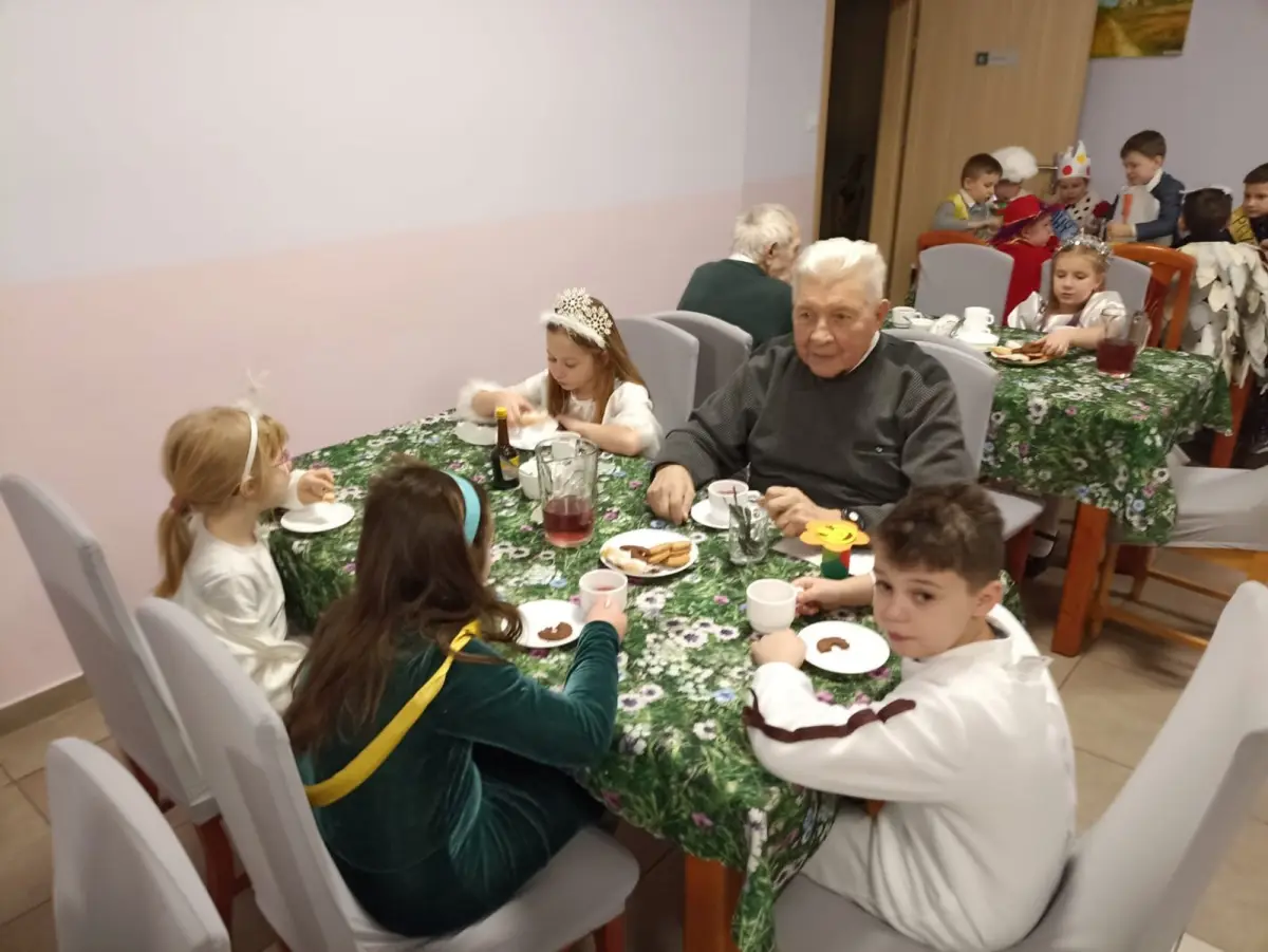 Dzieci z SP nr 1 w bolesławieckim Dziennym Domu Senior+