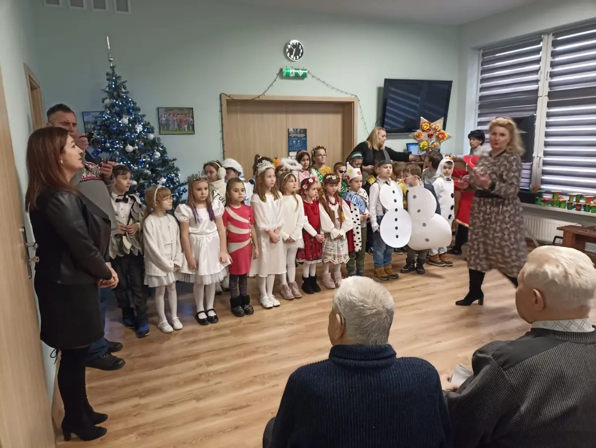 Dzieci z SP nr 1 w bolesławieckim Dziennym Domu Senior+