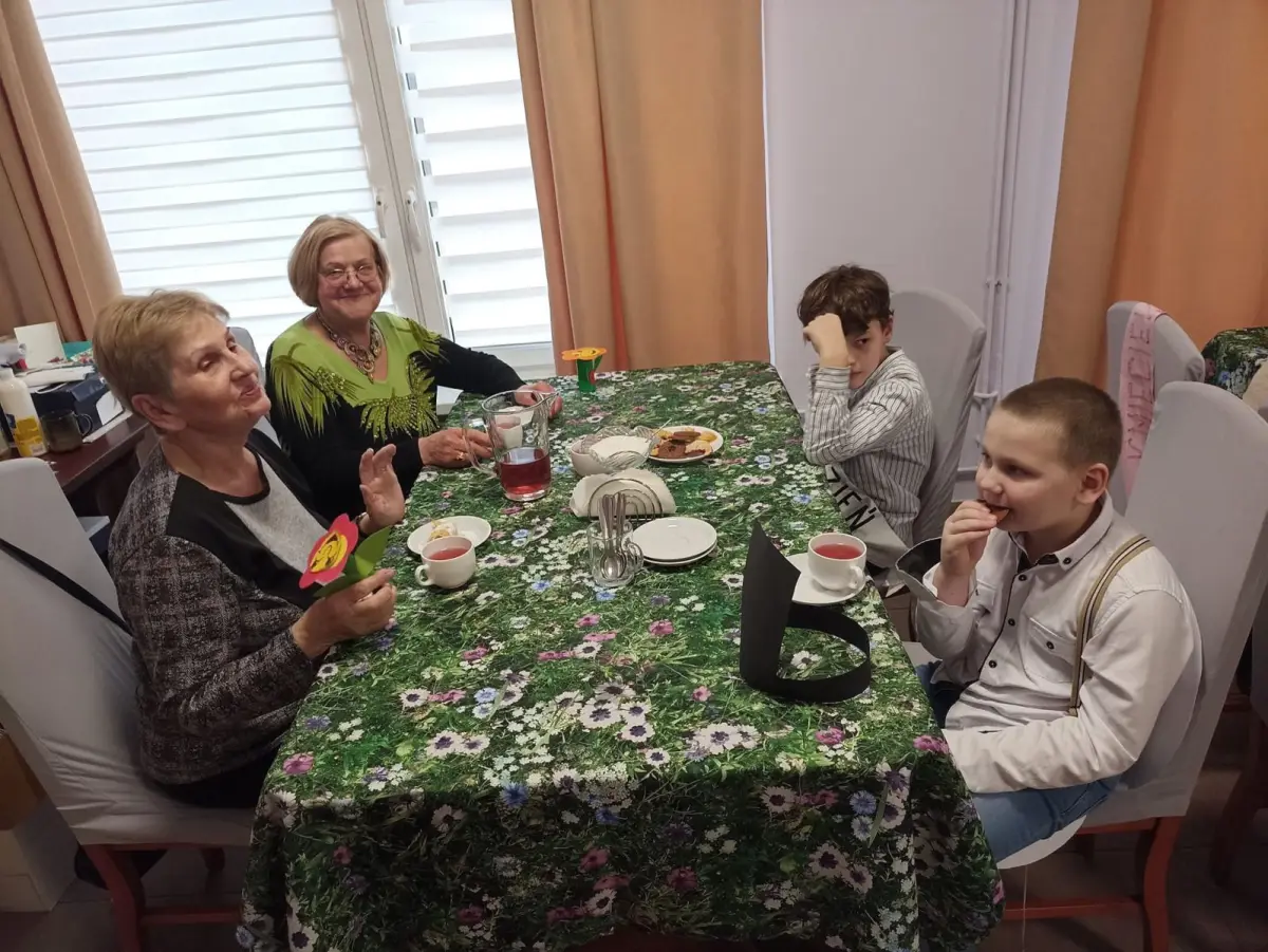 Dzieci z SP nr 1 w bolesławieckim Dziennym Domu Senior+