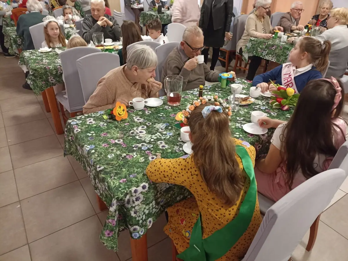 Dzieci z SP nr 1 w bolesławieckim Dziennym Domu Senior+