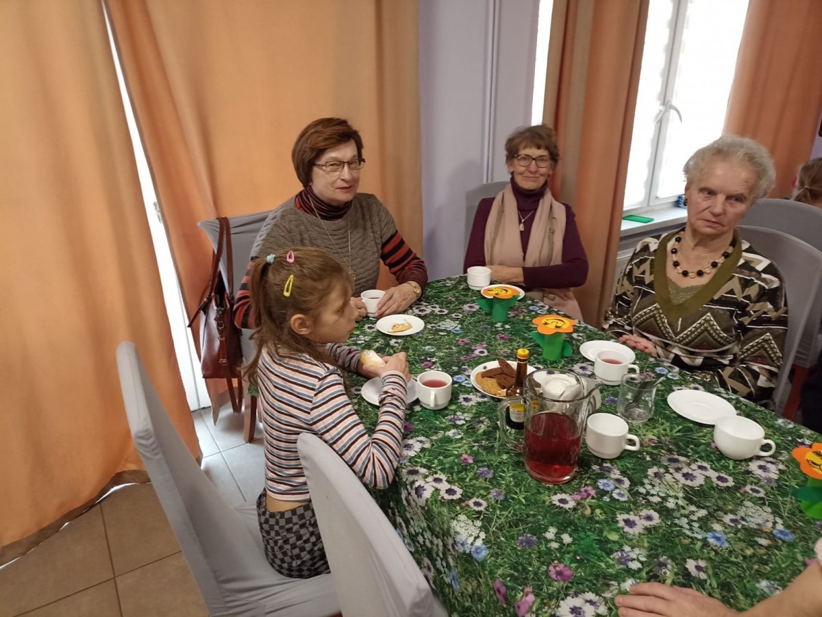 Dzieci z SP nr 1 w bolesławieckim Dziennym Domu Senior+