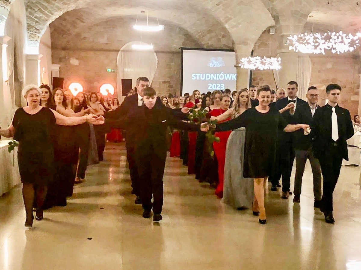 Uczniowie na studniówce