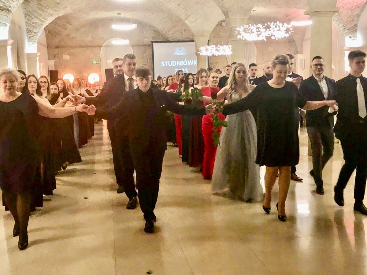 Uczniowie na studniówce