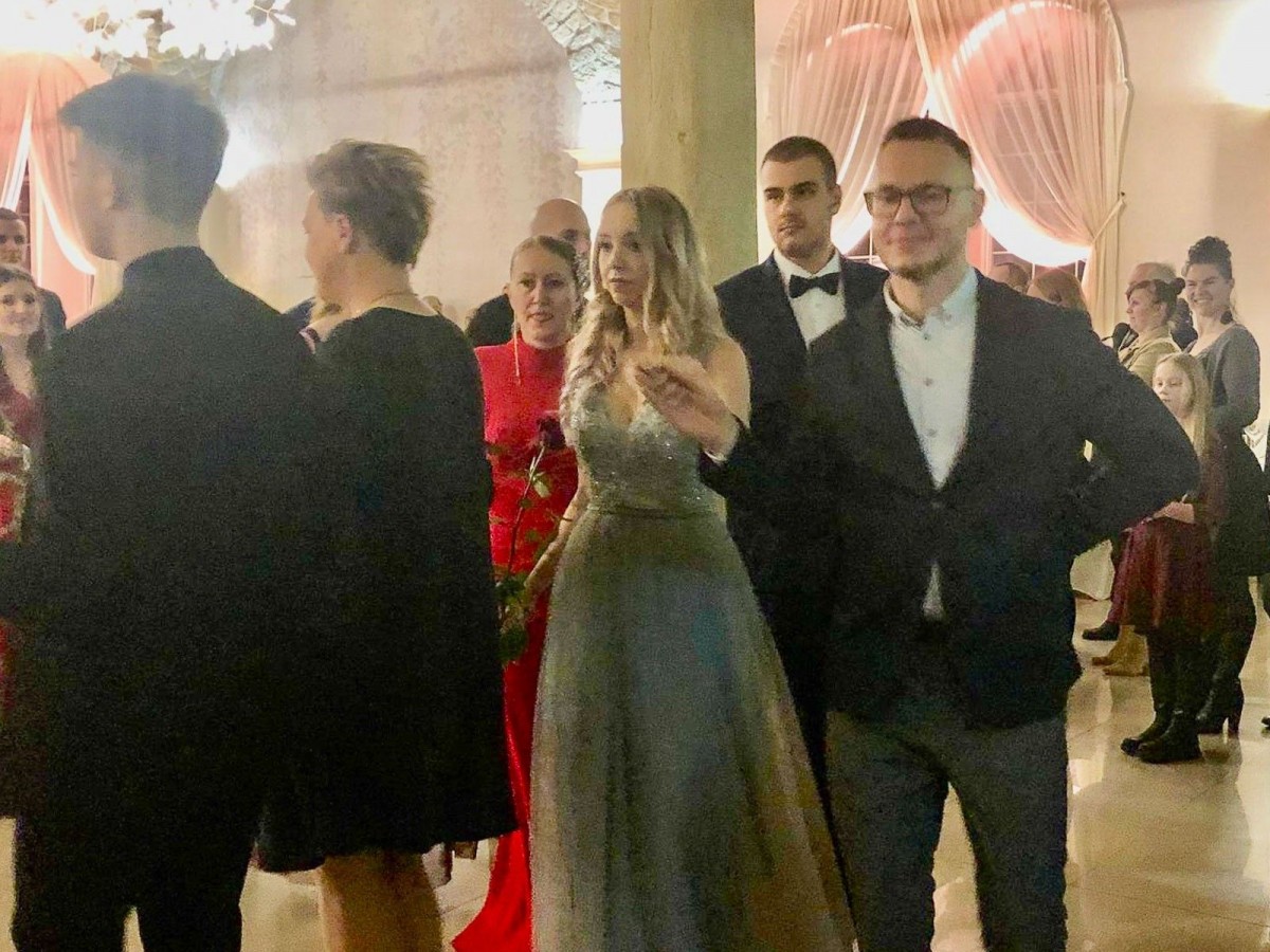 Uczniowie na studniówce