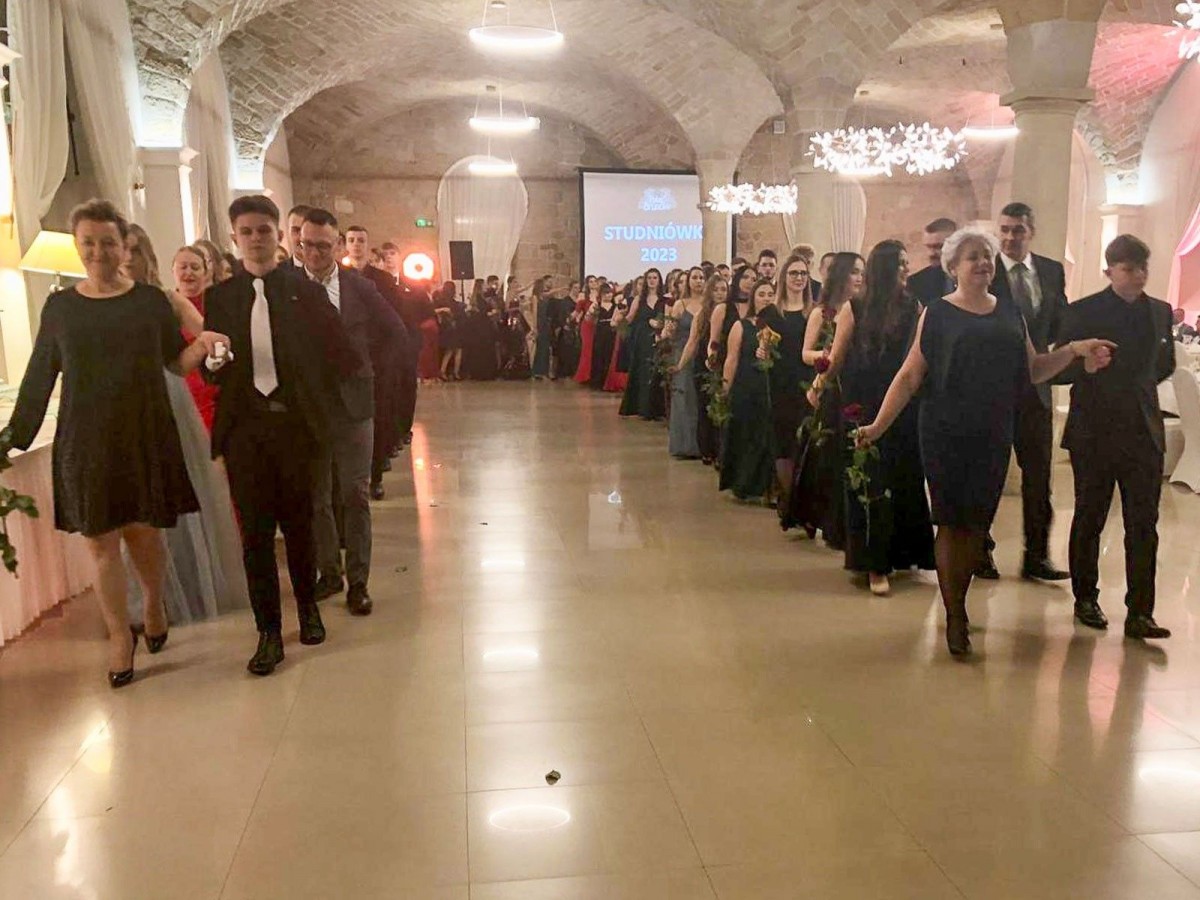 Uczniowie na studniówce