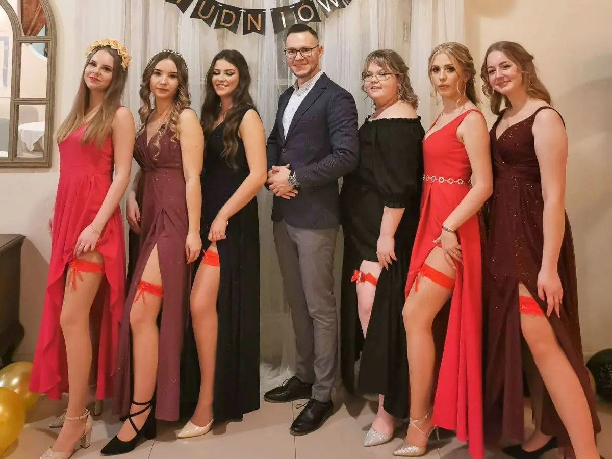 Uczniowie na studniówce
