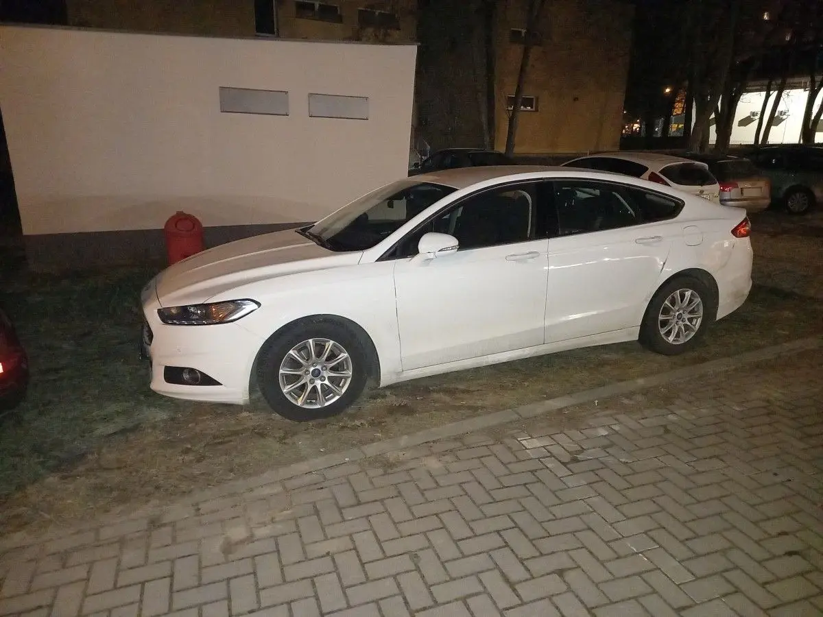 Samochody zaparkowane na trawnikach i klepiskach