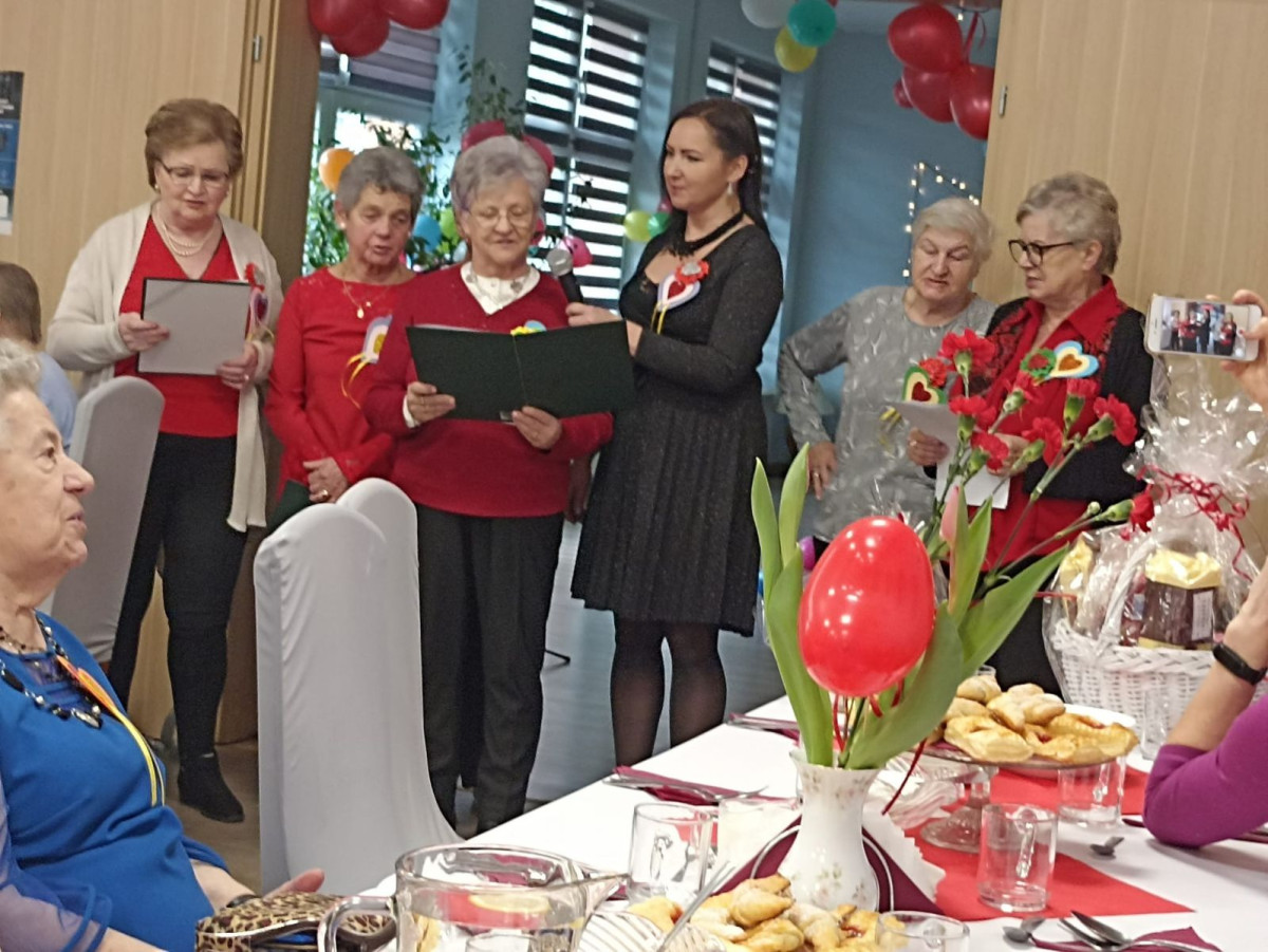 Zabawa walentynkowa w bolesławieckim Domu Dziennym Senior+