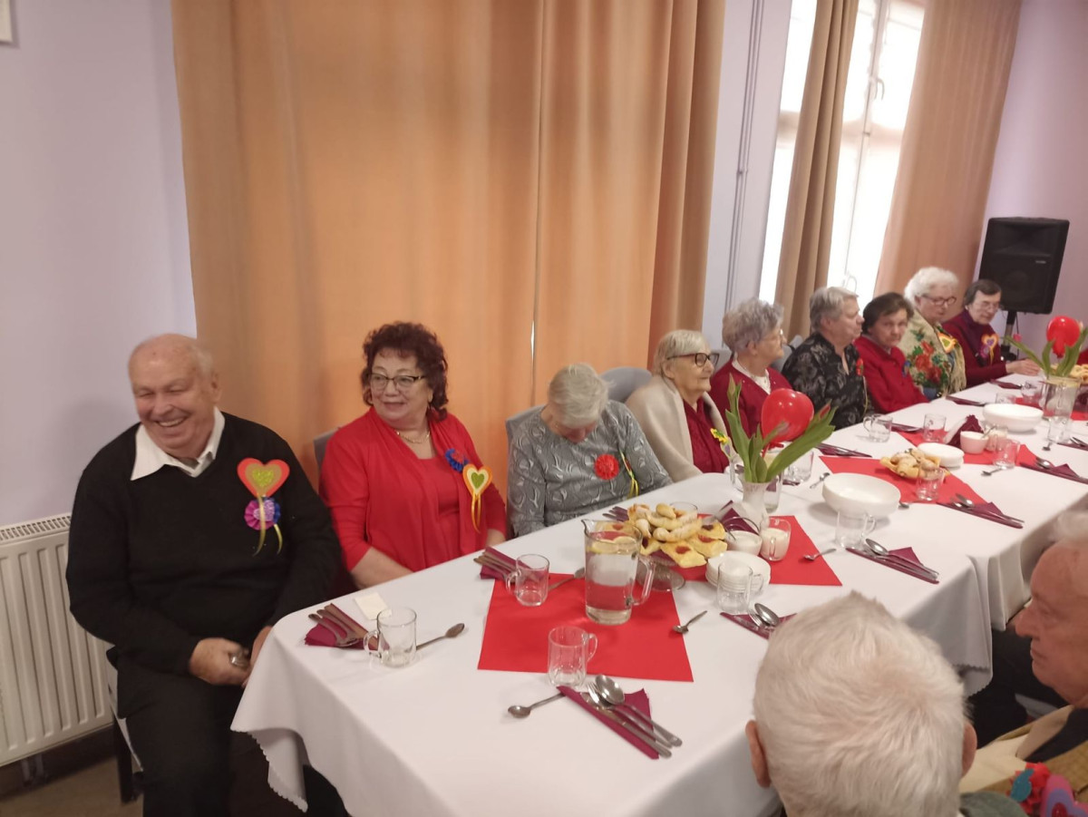 Zabawa walentynkowa w bolesławieckim Domu Dziennym Senior+
