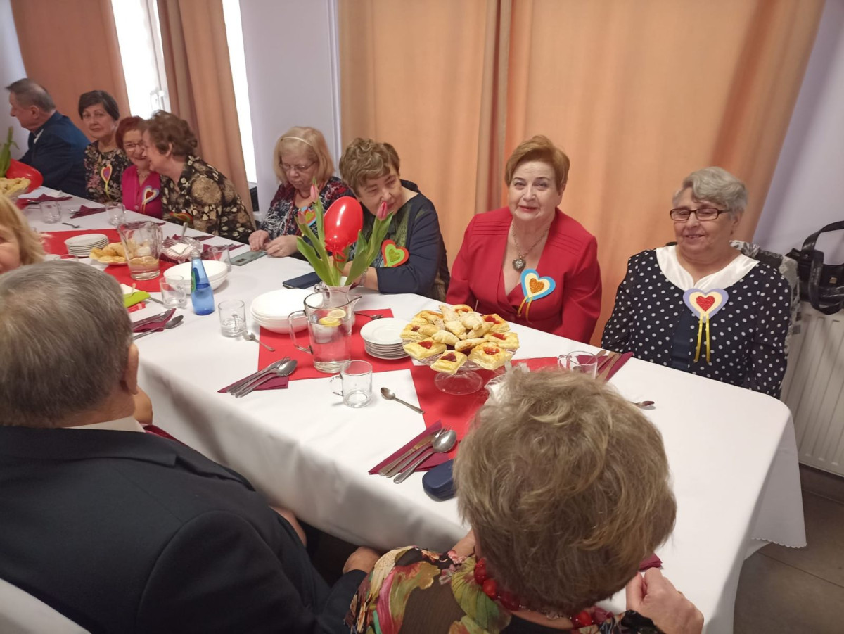 Zabawa walentynkowa w bolesławieckim Domu Dziennym Senior+