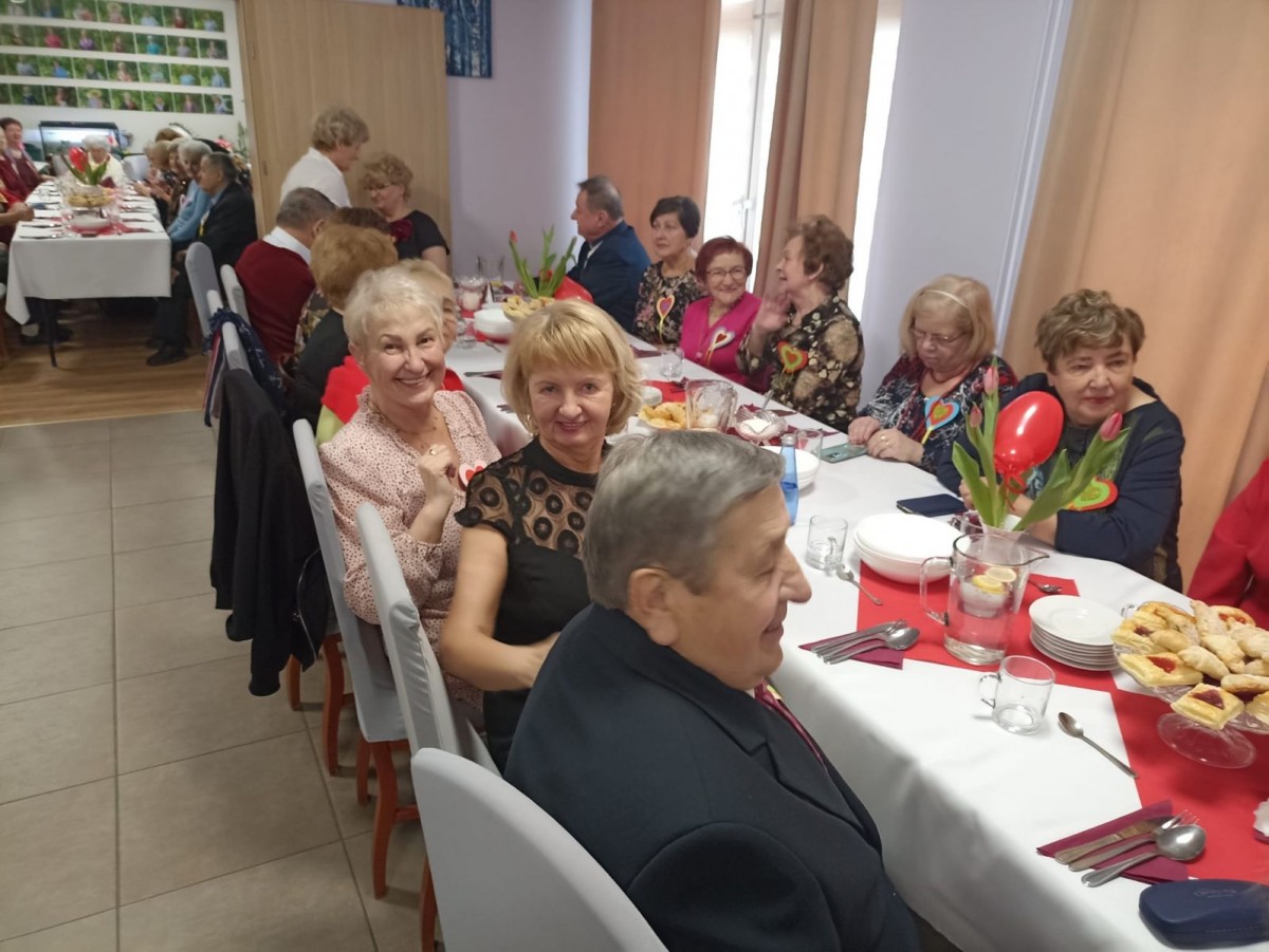 Zabawa walentynkowa w bolesławieckim Domu Dziennym Senior+
