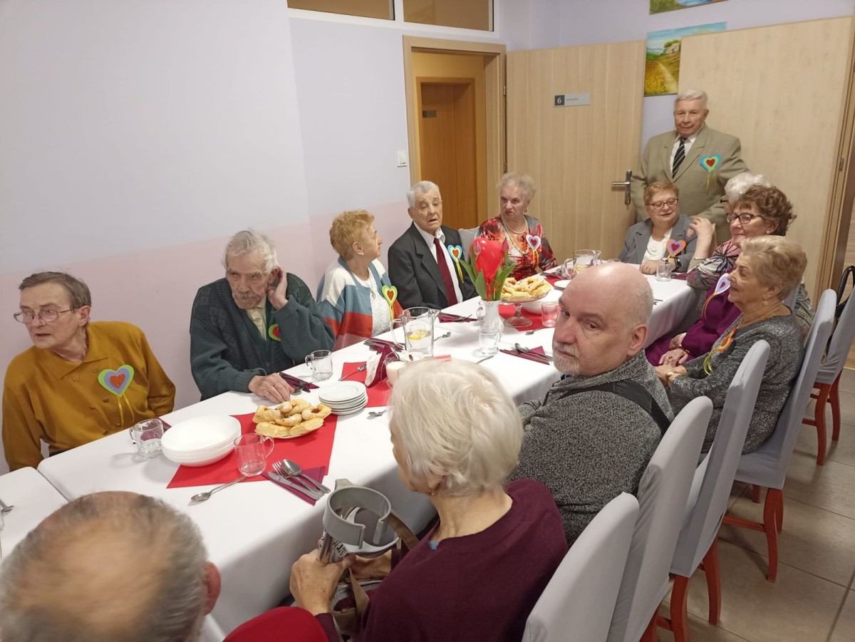 Zabawa walentynkowa w bolesławieckim Domu Dziennym Senior+