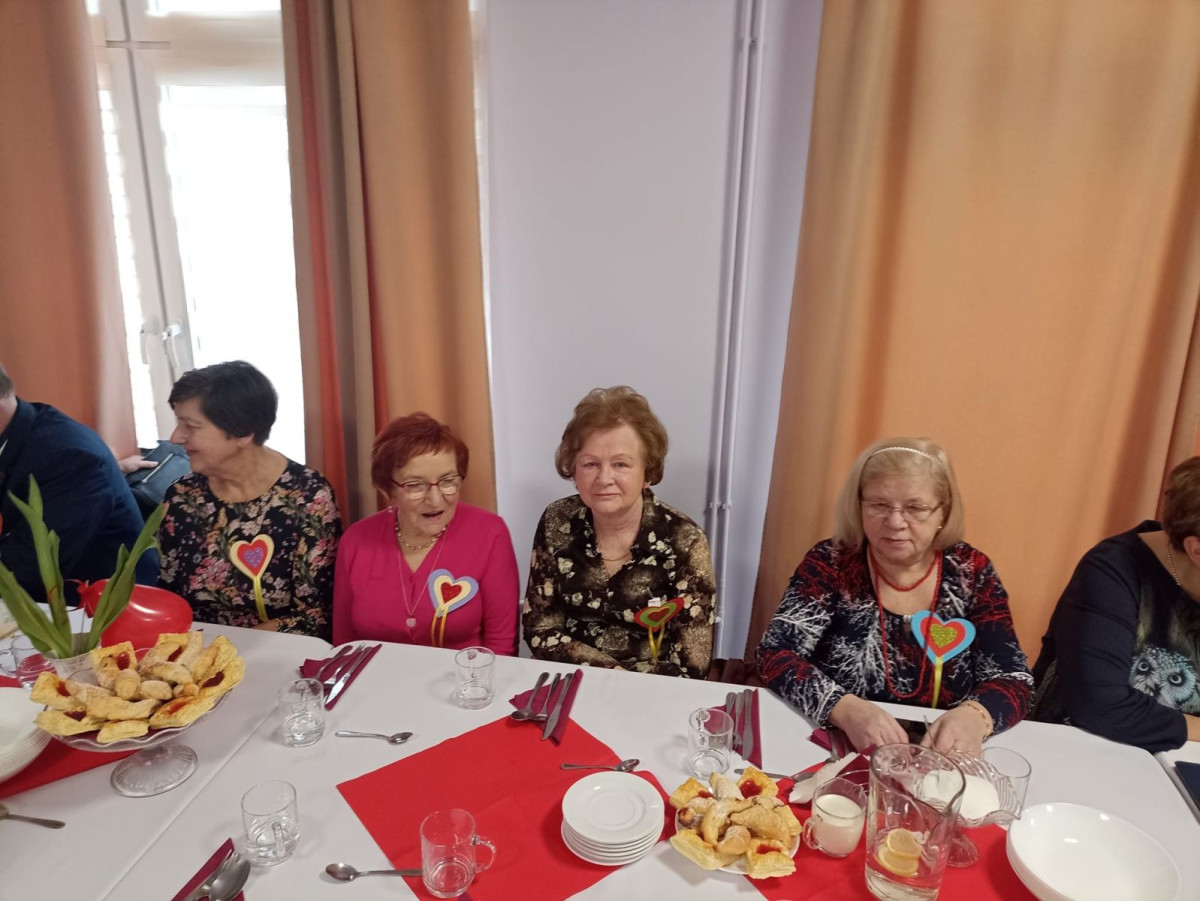 Zabawa walentynkowa w bolesławieckim Domu Dziennym Senior+