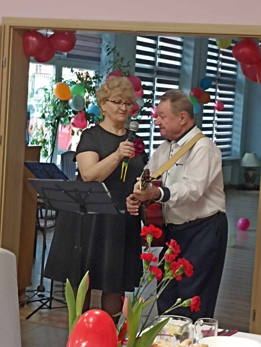 Zabawa walentynkowa w bolesławieckim Domu Dziennym Senior+