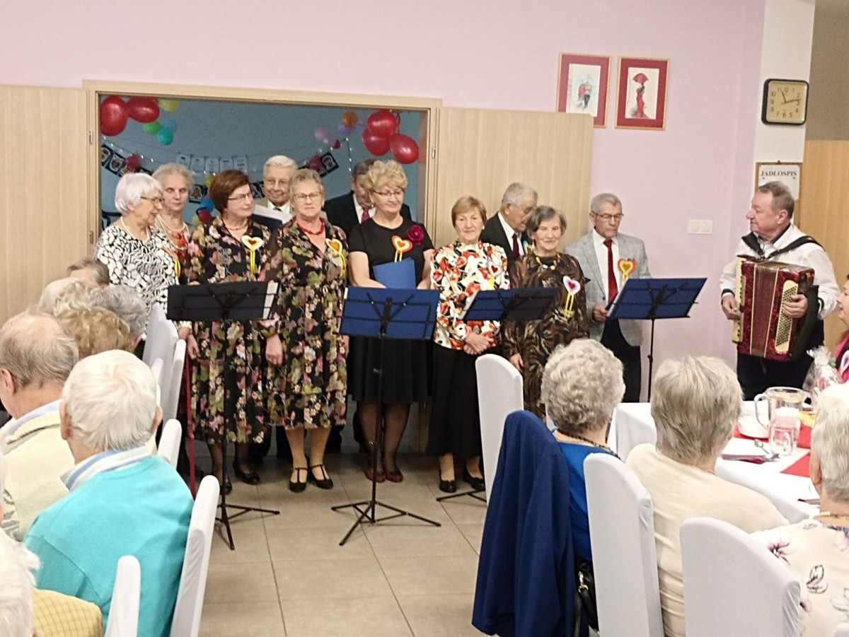 Zabawa walentynkowa w bolesławieckim Domu Dziennym Senior+