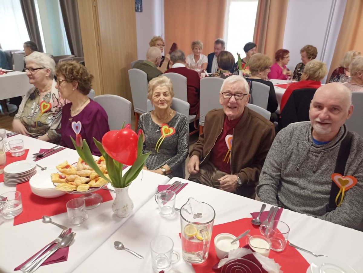 Zabawa walentynkowa w bolesławieckim Domu Dziennym Senior+