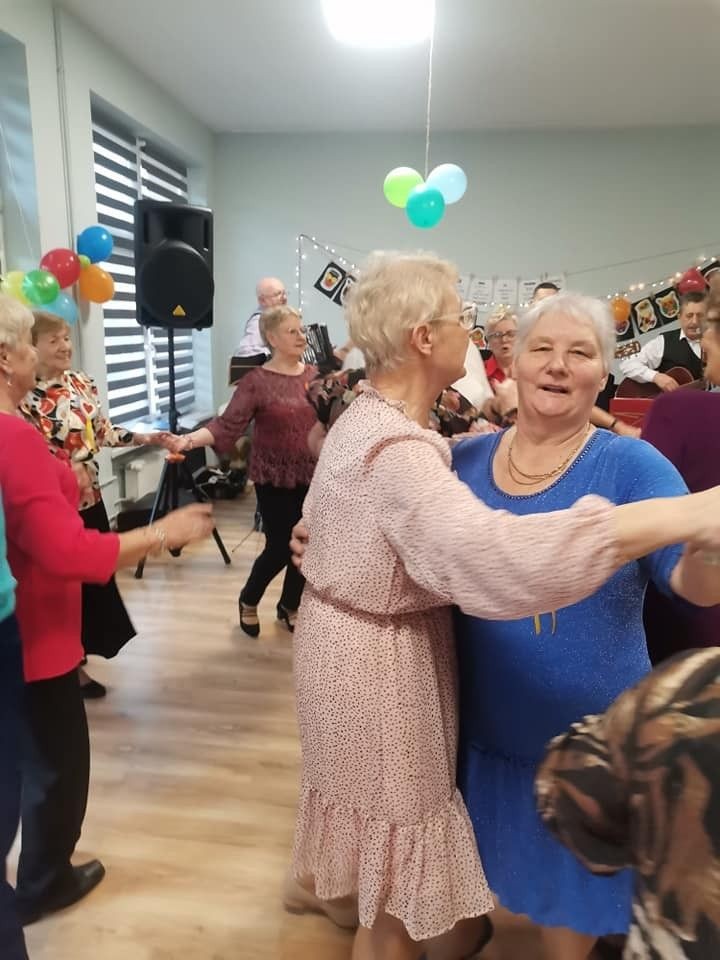 Zabawa walentynkowa w bolesławieckim Domu Dziennym Senior+