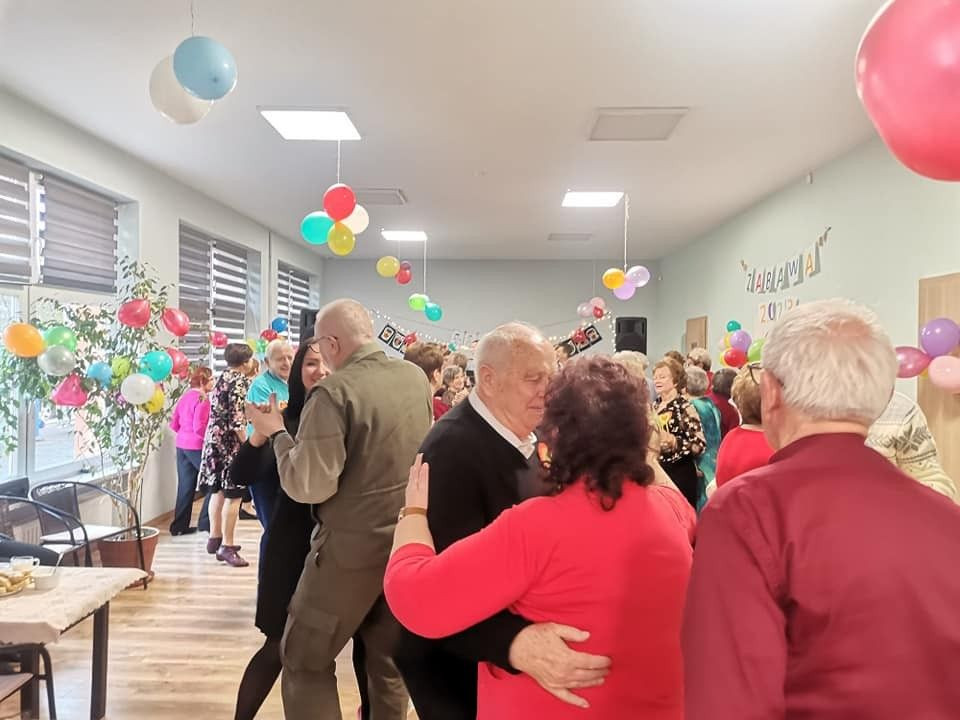 Zabawa walentynkowa w bolesławieckim Domu Dziennym Senior+