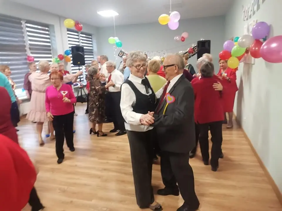Zabawa walentynkowa w bolesławieckim Domu Dziennym Senior+