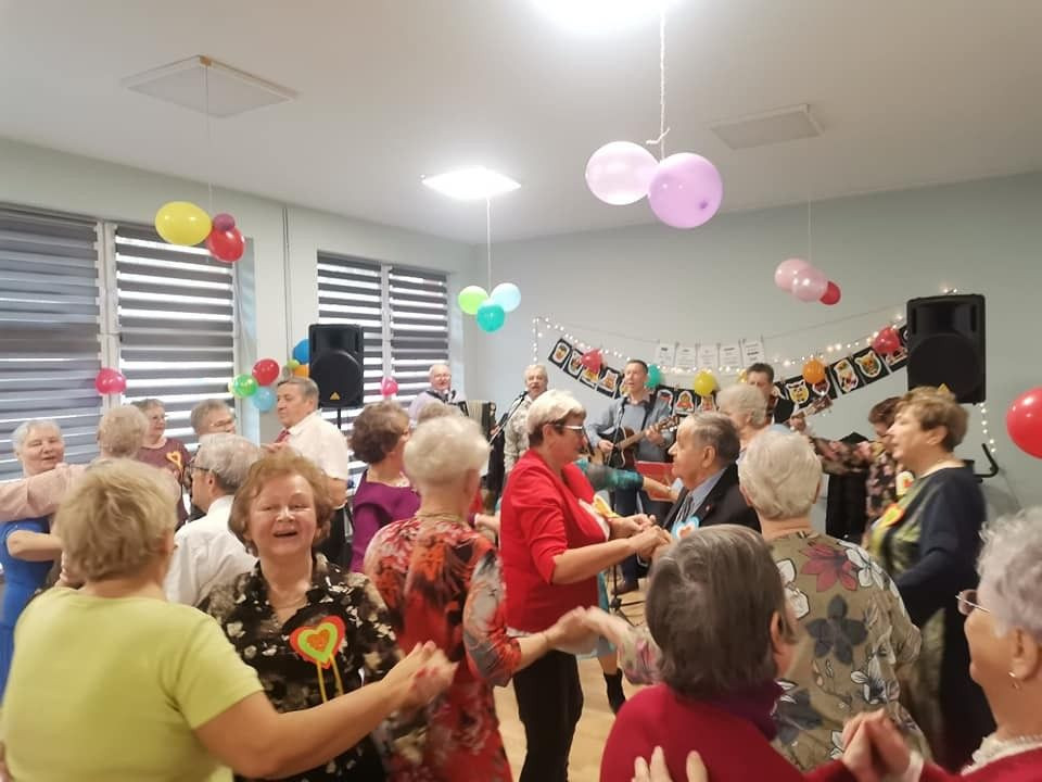 Zabawa walentynkowa w bolesławieckim Domu Dziennym Senior+