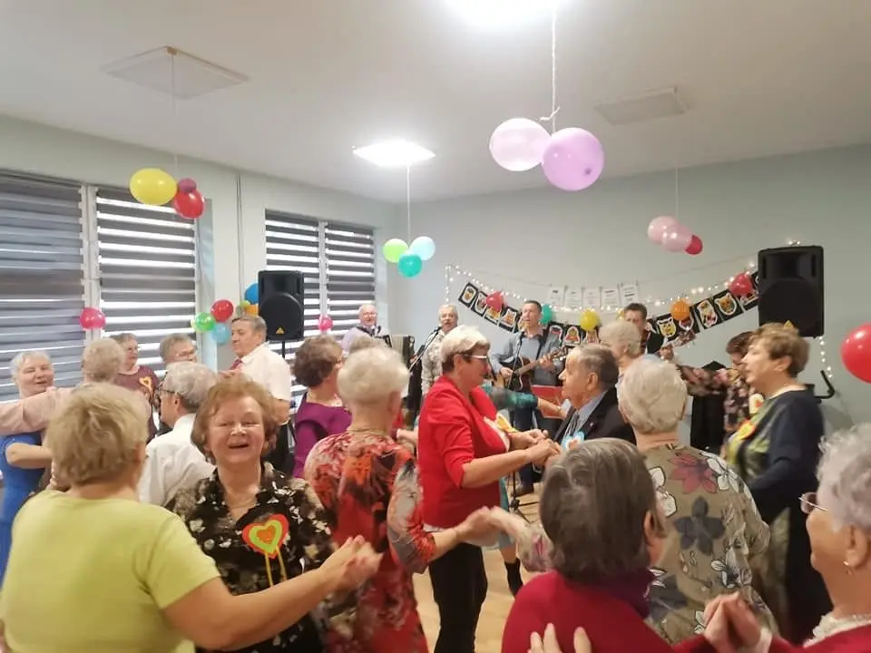 Zabawa walentynkowa w bolesławieckim Domu Dziennym Senior+