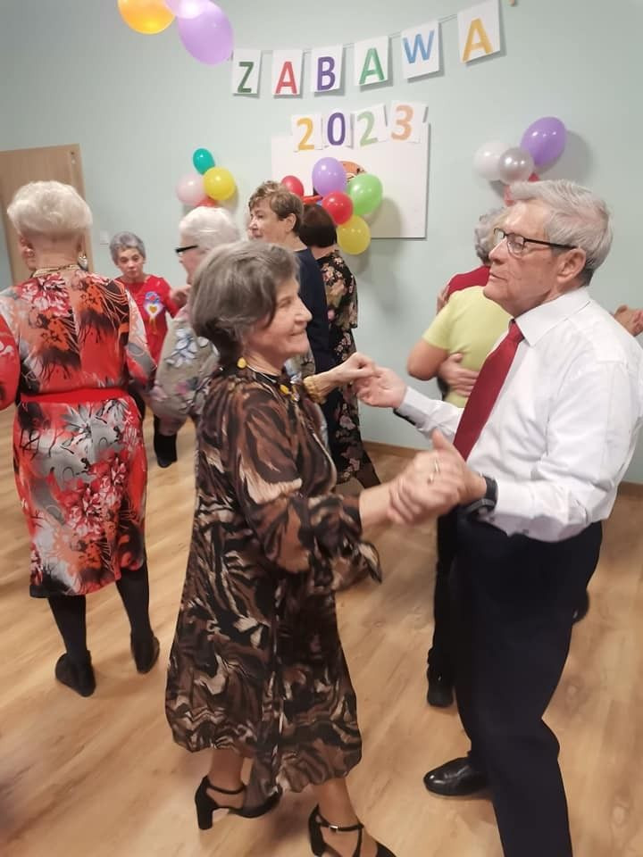 Zabawa walentynkowa w bolesławieckim Domu Dziennym Senior+