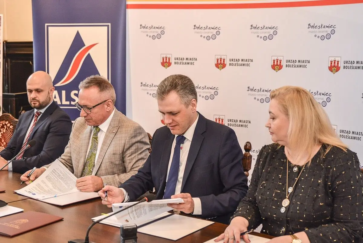 Podpisanie umowy w Sali Rajców bolesławieckiego ratusza