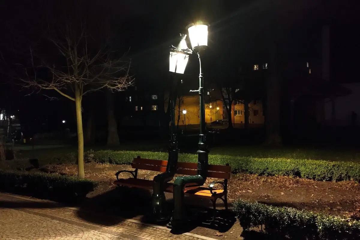 "Zakochane Latarnie" przy Centrum Wiedzy w Bolesławcu