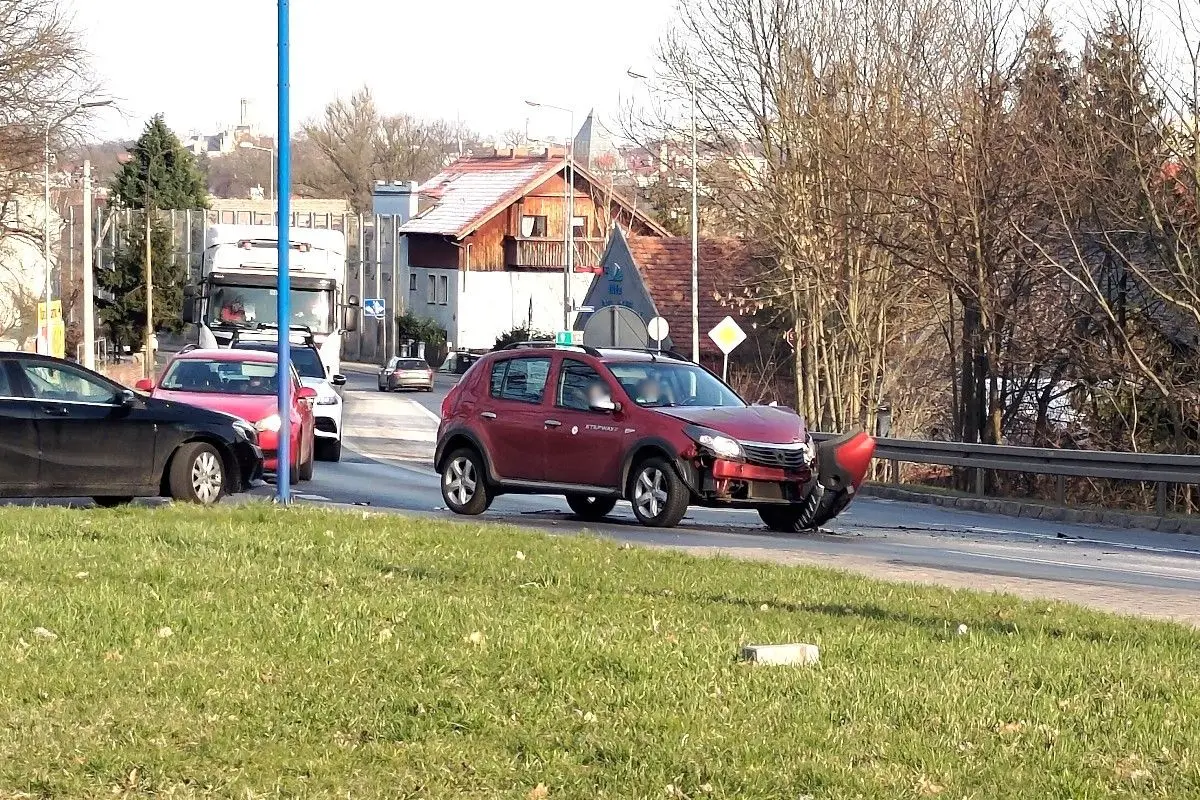 Kolizja dwóch samochodów na ulicy Nila
