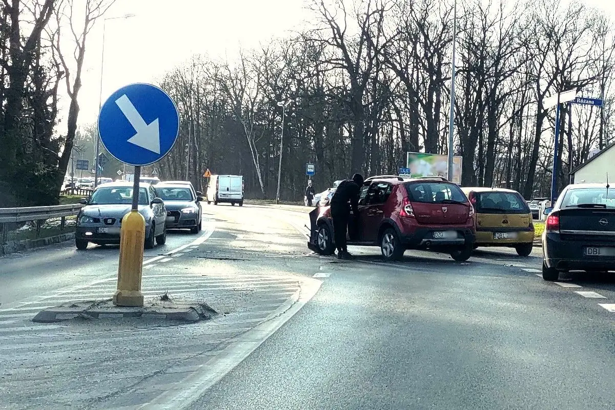 Kolizja dwóch samochodów na ulicy Nila