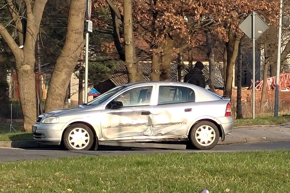 Kolizja dwóch samochodów na ulicy Nila