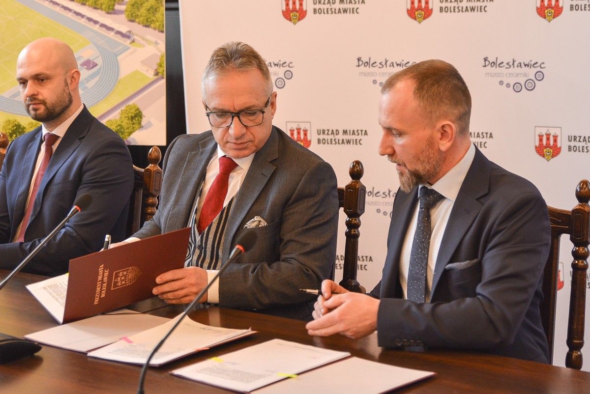 Podpisanie umowy w Sali Rajców bolesławieckiego ratusza