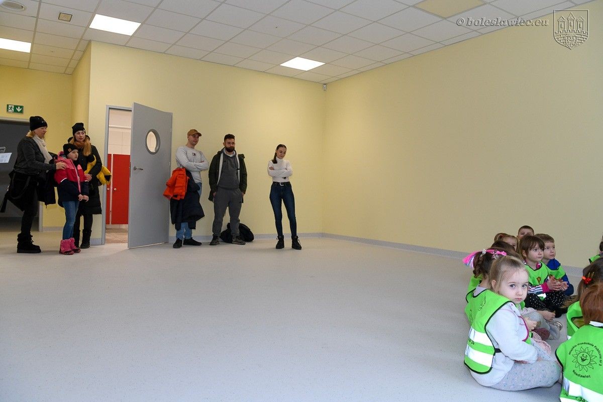 Rodzice i opiekuni w nowym przedszkolu przy Narcyzów