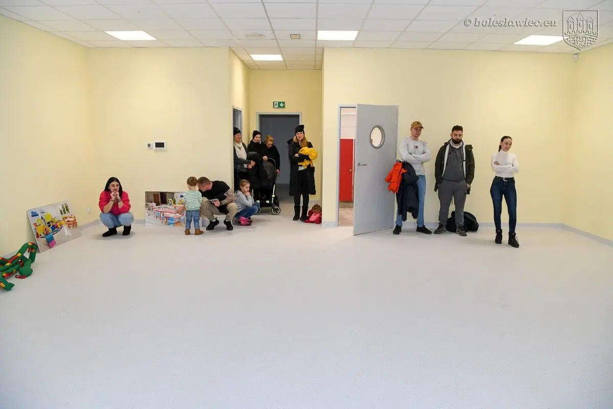 Rodzice i opiekuni w nowym przedszkolu przy Narcyzów
