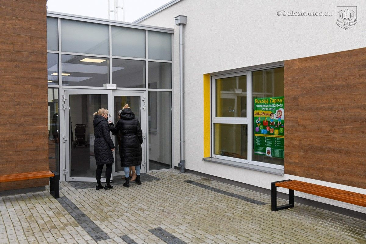 Rodzice i opiekuni w nowym przedszkolu przy Narcyzów