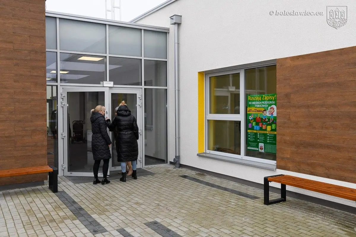 Rodzice i opiekuni w nowym przedszkolu przy Narcyzów
