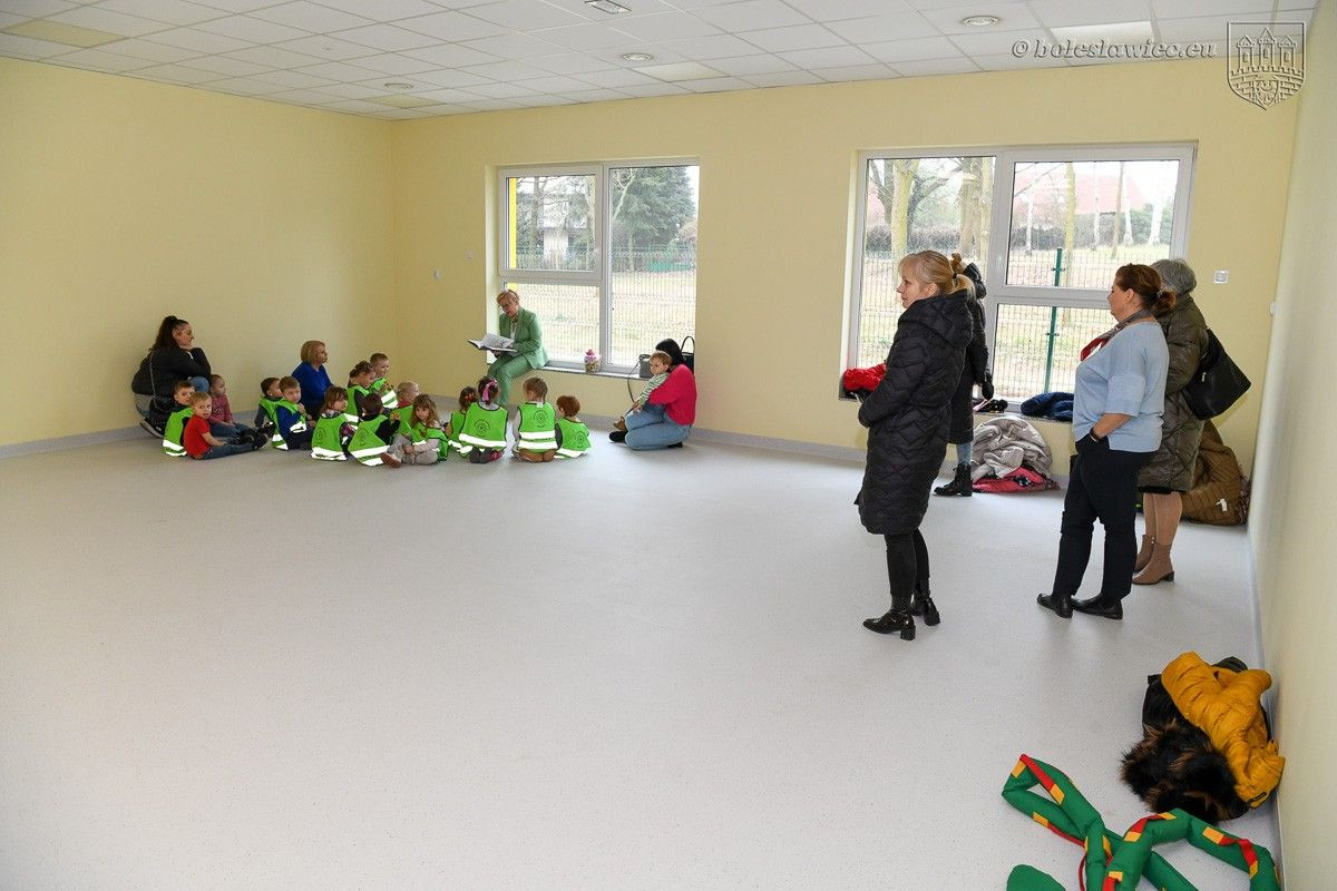 Rodzice i opiekuni w nowym przedszkolu przy Narcyzów