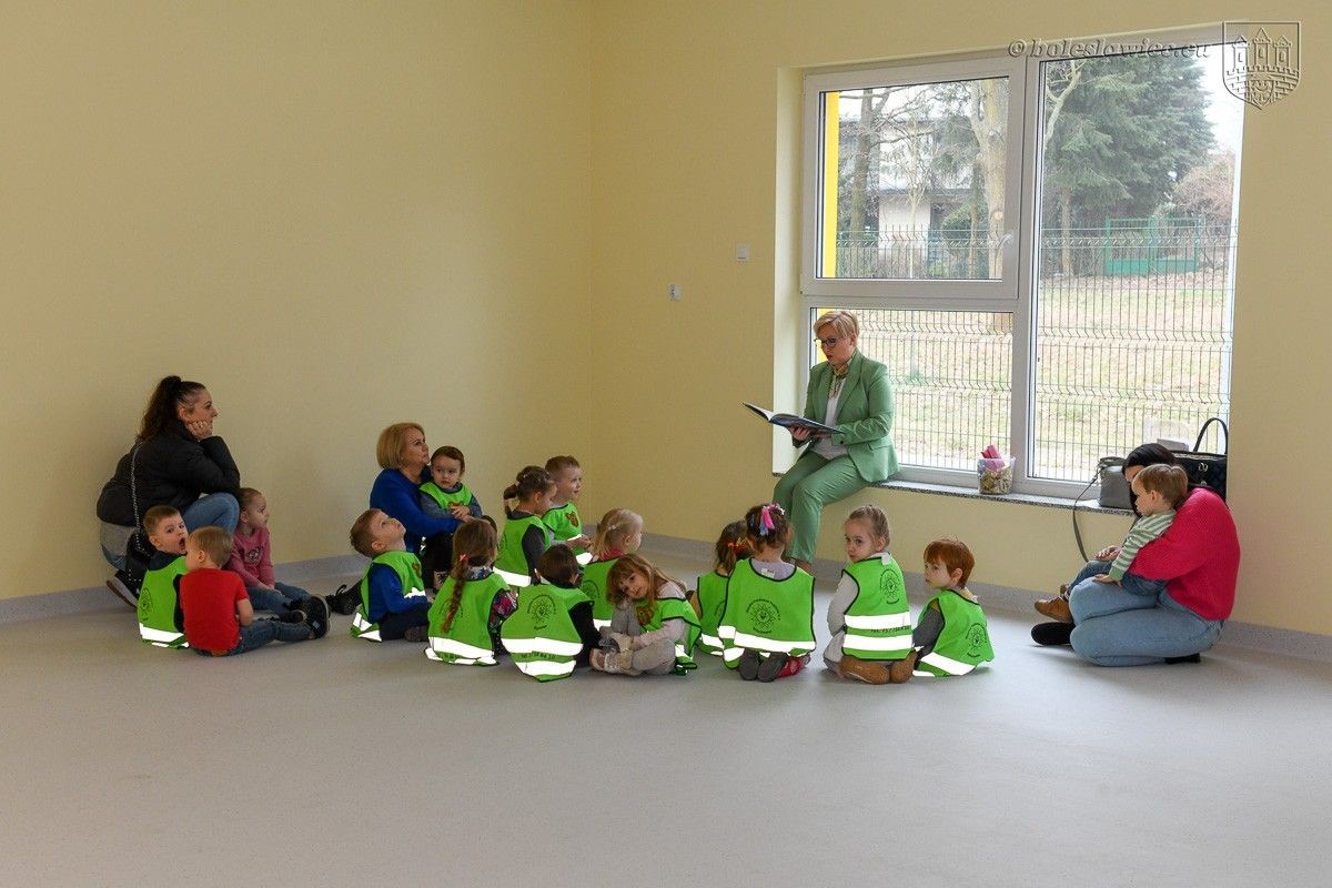 Rodzice i opiekuni w nowym przedszkolu przy Narcyzów