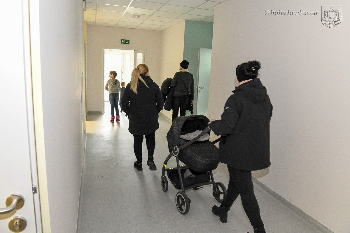 Rodzice i opiekuni w nowym przedszkolu przy Narcyzów