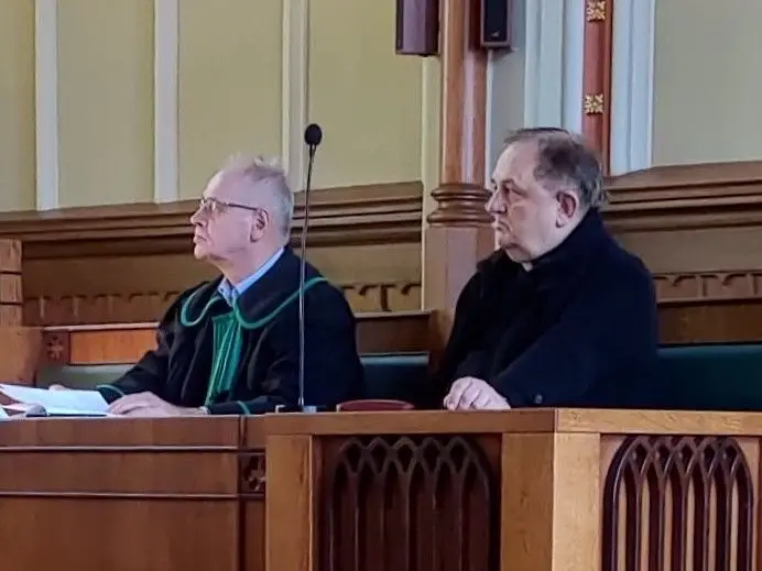 Adwokat Janusz Łysiak i proboszcz ks. Zbigniew Pędziwiatr na rozprawie w Sądzie Rejonowym w Bolesławcu