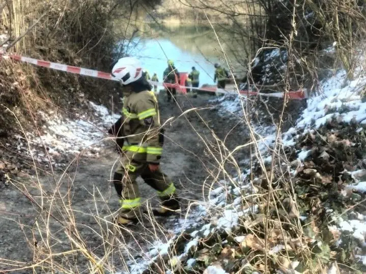 Strażacy nad zbiornikiem wodnym w Raciborowicach Dolnych