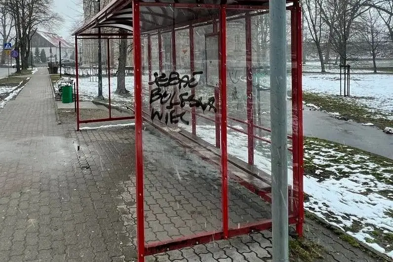 Wulgarny napis na przystanku