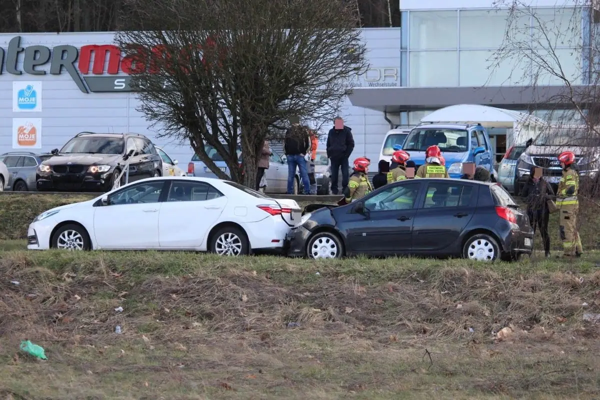 Zderzenie dwóch aut przy alei Tysiąclecia