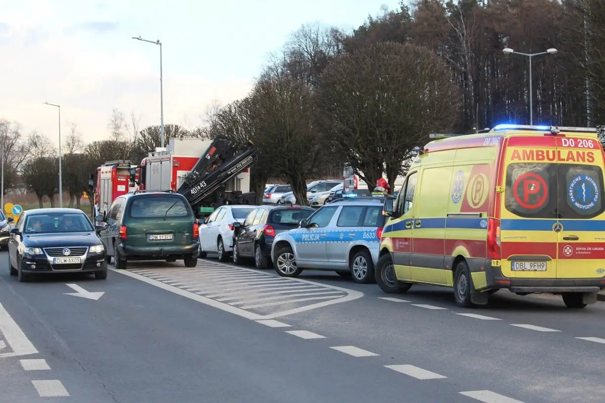 Zderzenie dwóch aut przy alei Tysiąclecia